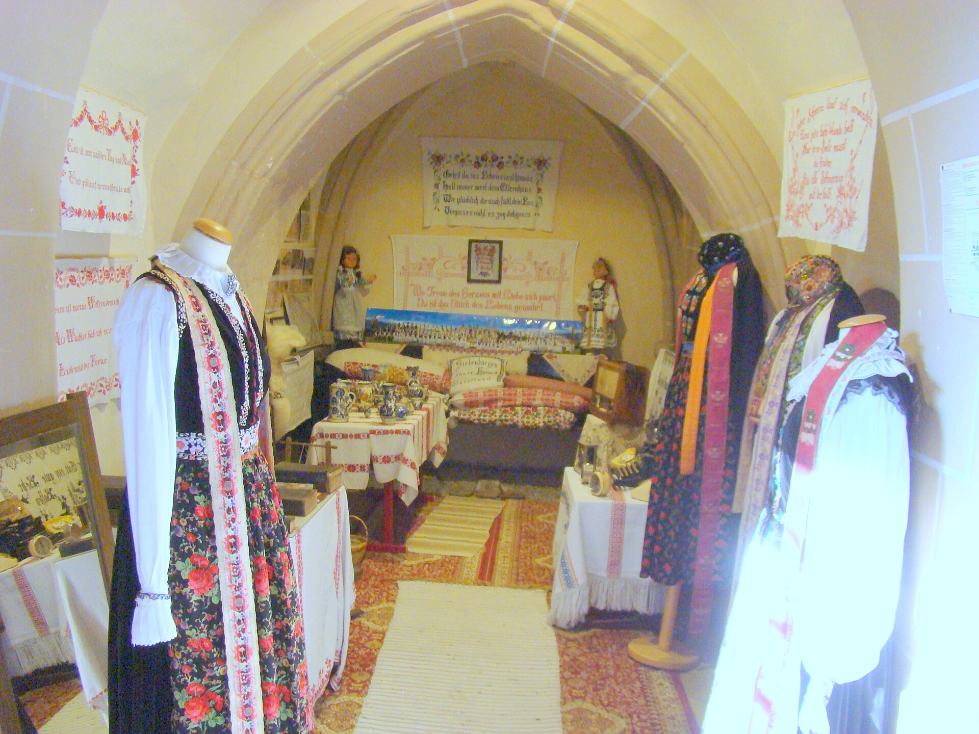 Costume săsești și păretare brodate în Muzeul Sașilor, în biserică